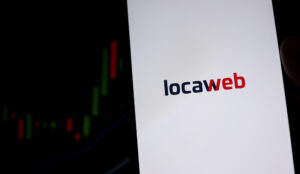 tela de celular com o logotipo da Locaweb