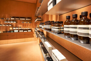 Interior de loja da marca Aesop, da Natura, com foco em prateleira com produtos