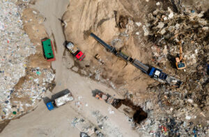 Foto aérea de caminhões operando em aterro sanitário