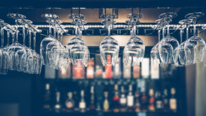 Taças penduradas de cabeça para baixo em um bar