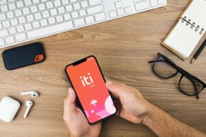 Celular com imagem do Íon, plataforma do Itaú