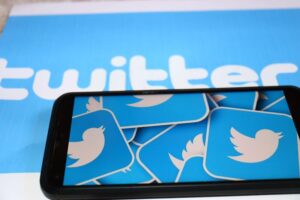 tela de celular com logotipos do twitter