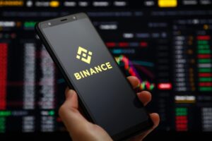 celular com logotipo da Binance