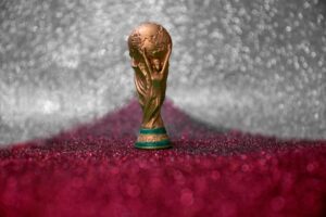 Taça da Copa do Mundo em meio as cores vermelho e branco