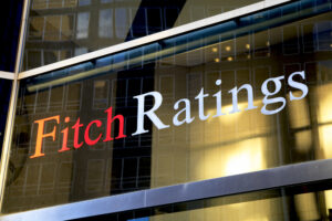 o logotipo da agência de classificação de risco Fitch em um prédio