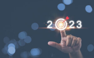 Mão apontando para alvo no número 2023