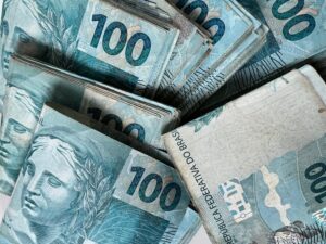 pilha de notas de reais