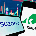 Celulares com logo da klabin e da suzano