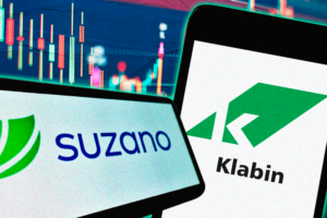 Celulares com logo da klabin e da suzano