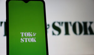 Celular exibe logotipo da Tok&Stok